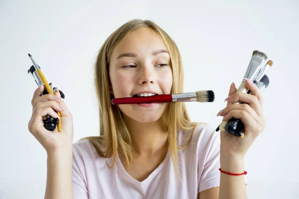 Chica aplicando maquillaje — Foto de Stock