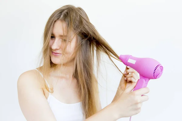 Девушка заботится о своих волосах — стоковое фото