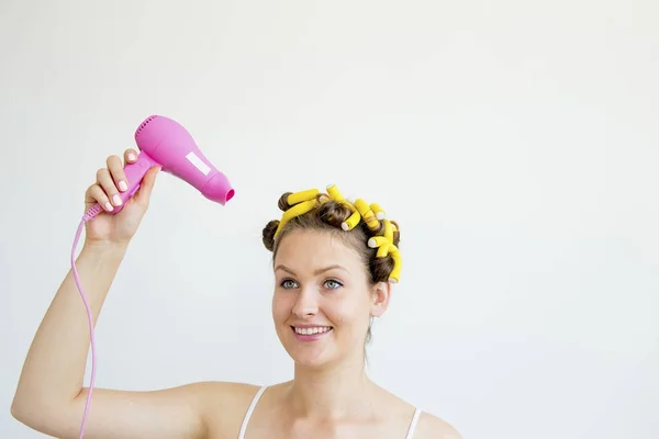 Menina cuidando de seu cabelo — Fotografia de Stock