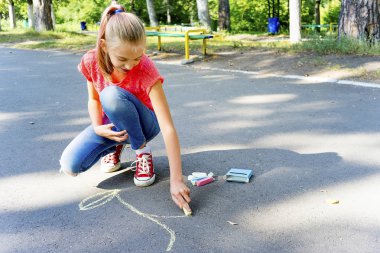 Tebeşir ile çizim çocuklar