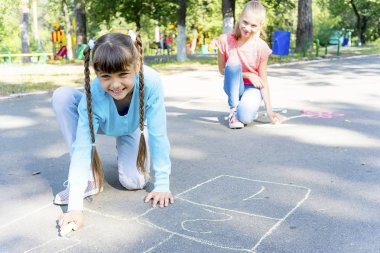 Tebeşir ile çizim çocuklar