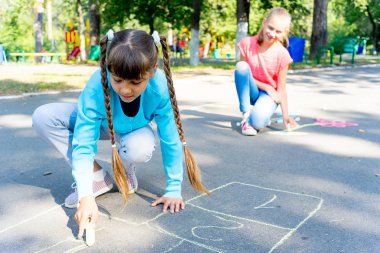 Tebeşir ile çizim çocuklar