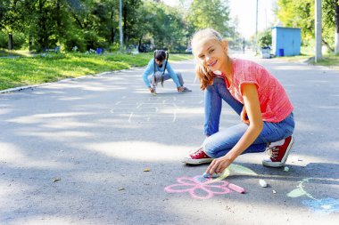 Tebeşir ile çizim çocuklar