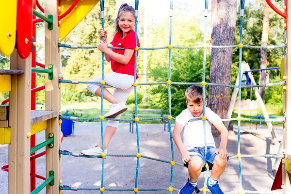 Niños en el parque infantil —  Fotos de Stock