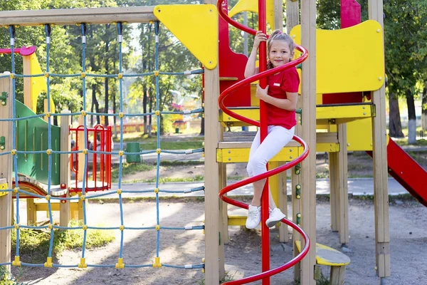 Niños en el parque infantil —  Fotos de Stock