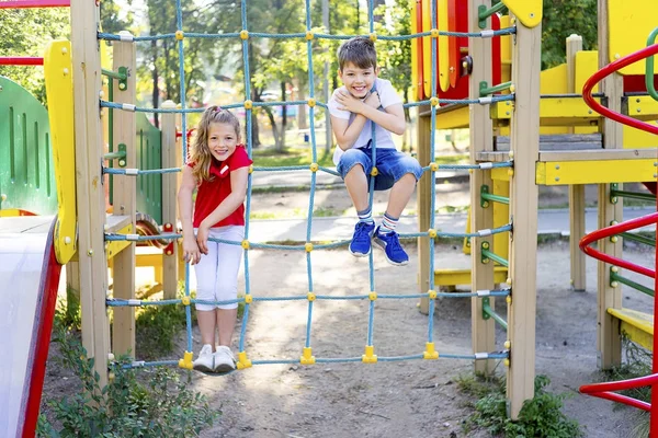 Niños en el parque infantil —  Fotos de Stock