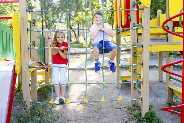 Niños en el parque infantil —  Fotos de Stock