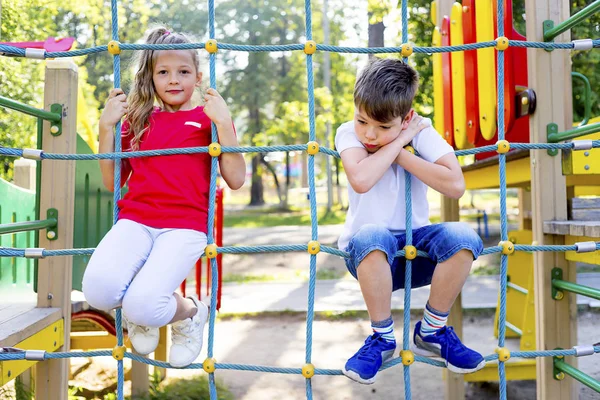 Enfants sur l'aire de jeux — Photo