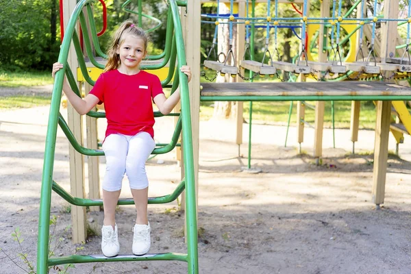 Niños en el parque infantil —  Fotos de Stock