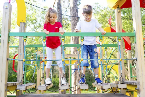 Niños en el parque infantil —  Fotos de Stock