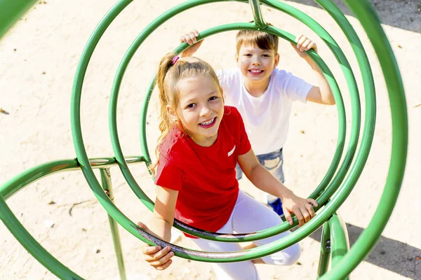 Enfants sur l'aire de jeux — Photo