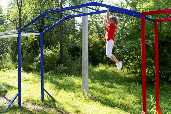 Crianças no parque infantil — Fotografia de Stock