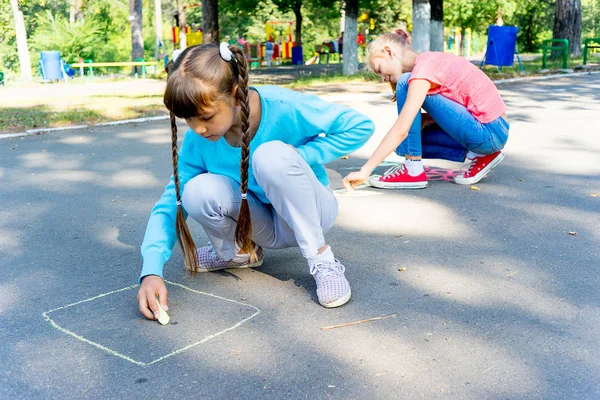 Kinder zeichnen mit Kreide — Stockfoto