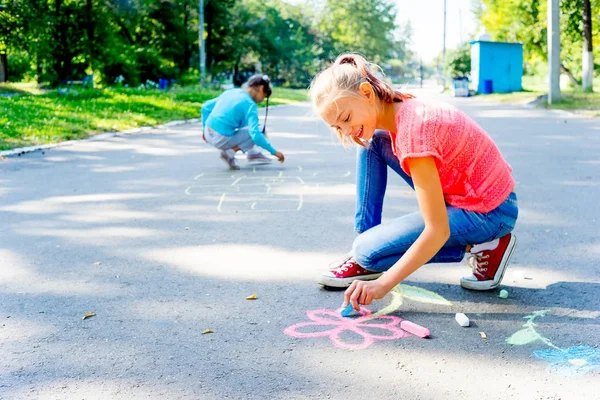 Kinder zeichnen mit Kreide — Stockfoto