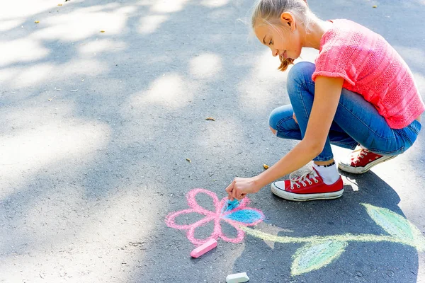 Kinder zeichnen mit Kreide — Stockfoto