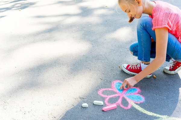 Kinder zeichnen mit Kreide — Stockfoto