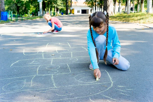 Kinder zeichnen mit Kreide — Stockfoto