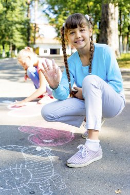 Tebeşir ile çizim çocuklar