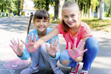 Tebeşir ile çizim çocuklar