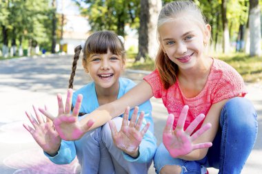 Tebeşir ile çizim çocuklar