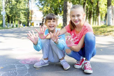 Tebeşir ile çizim çocuklar