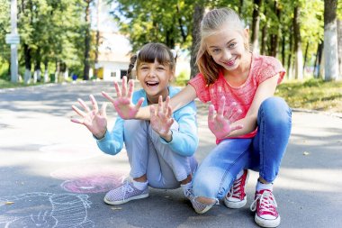 Tebeşir ile çizim çocuklar