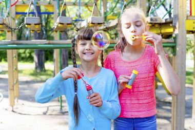 çocuklar sabun köpüğü ile