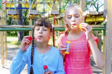 çocuklar sabun köpüğü ile