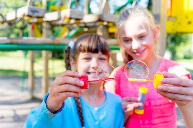 çocuklar sabun köpüğü ile