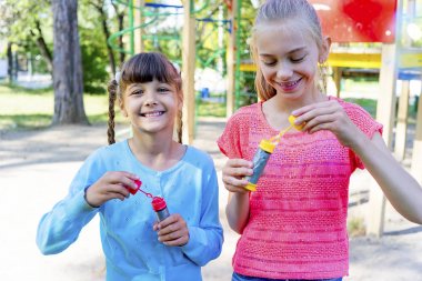 çocuklar sabun köpüğü ile