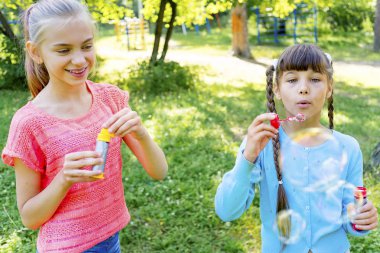çocuklar sabun köpüğü ile