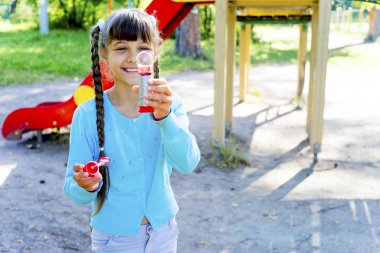 çocuklar sabun köpüğü ile