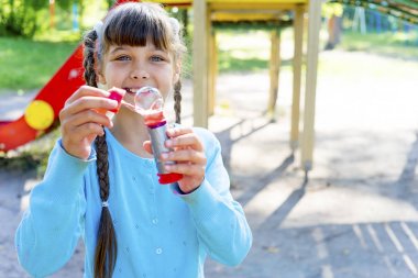 çocuklar sabun köpüğü ile