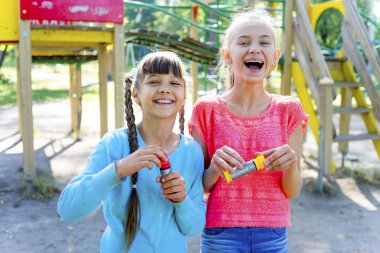 çocuklar sabun köpüğü ile