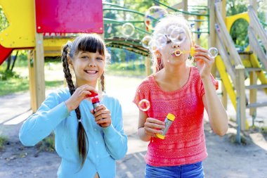 çocuklar sabun köpüğü ile