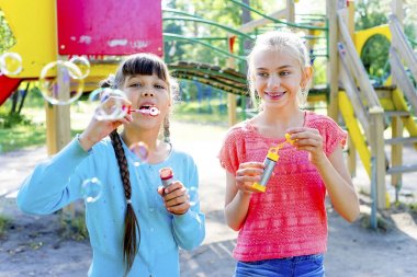 çocuklar sabun köpüğü ile