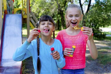 çocuklar sabun köpüğü ile