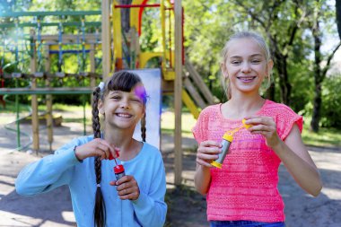 çocuklar sabun köpüğü ile