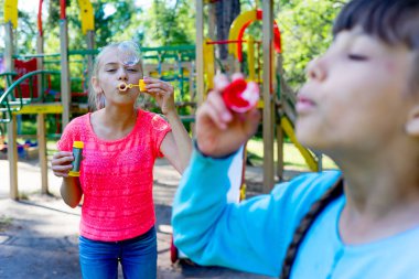 çocuklar sabun köpüğü ile