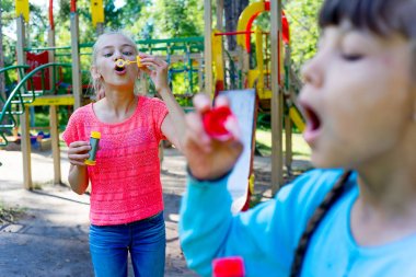 çocuklar sabun köpüğü ile