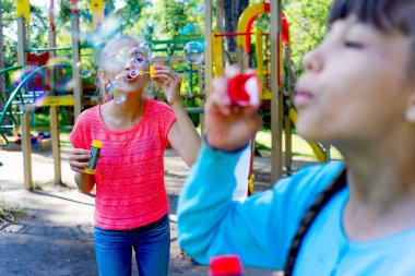 çocuklar sabun köpüğü ile