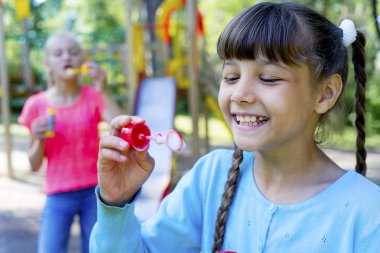 çocuklar sabun köpüğü ile