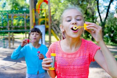 çocuklar sabun köpüğü ile