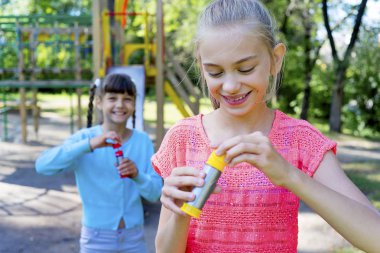 çocuklar sabun köpüğü ile