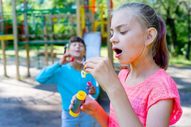 çocuklar sabun köpüğü ile