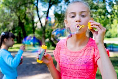 çocuklar sabun köpüğü ile