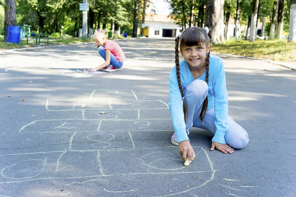 Niños dibujando con tiza — Foto de Stock