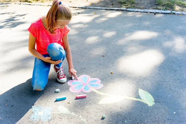 Kinder zeichnen mit Kreide — Stockfoto