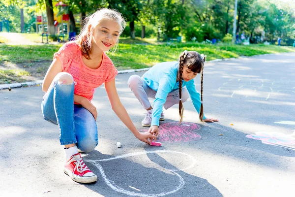 Kinder zeichnen mit Kreide — Stockfoto