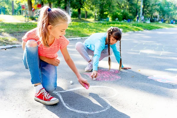 Kinder zeichnen mit Kreide — Stockfoto